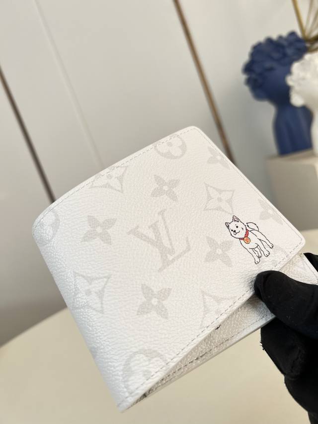 出厂价p 顶级原单 M27082 Multiple 钱包采用 Monogram 帆布制造，设有多个口袋，可供放置信用卡、纸币、发票。11.5 X 9 X 1.5