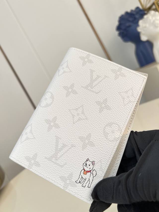 出厂价p 顶级原单 M27083 现代旅行者的心仪配饰，此款涂层帆布材质的护照封套是时尚感与实用性的结合。配有四个信用卡插槽与两个便利口袋，快捷取用护照。10