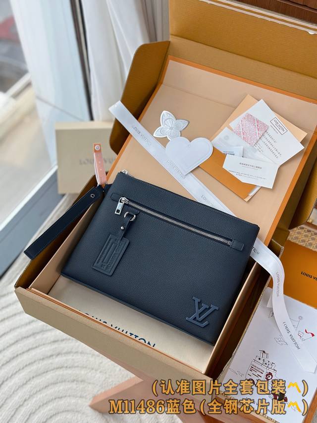 出厂价p M11486 蓝色 A级全钢 个性化定制版！163变码、Takeoff 隨身包！這款簡約的Lv Aerogram Takeoff隨身包是時尚而實用的配