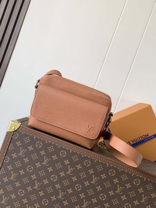 出厂价p M25981棕色 顶级原单 变码芯片163C Boarding 邮差包Boarding 邮差包取材轻质耐磨的蜡面牛皮革，为精巧构型搭配内外贴袋，便于妥