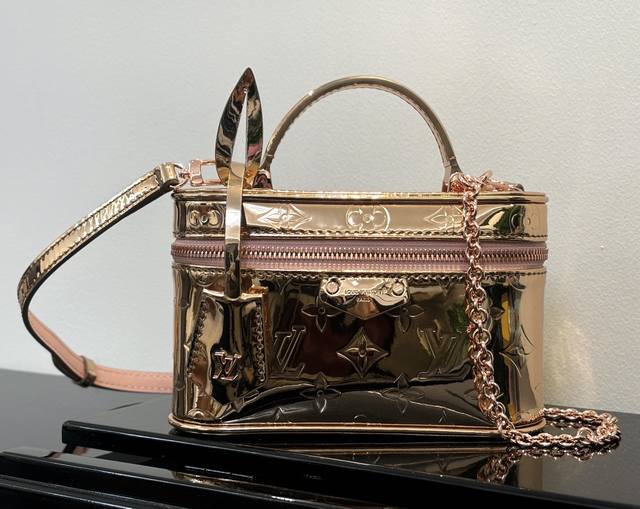 出厂价p M26097玫瑰金 顶级原单 本款 Vanity Chain pouch 手袋出自 Lv Ski 系列，向品牌传统化妆箱汲取灵感，以 Monogram