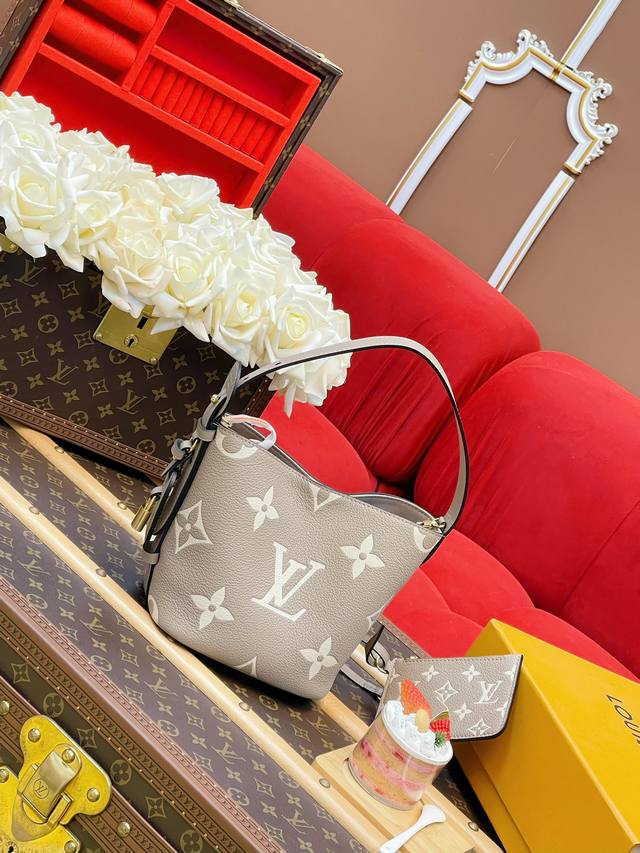 全钢全套 特级Mb动态变码 163Uid M13045大象灰 All In Bb 手袋将摩登设计理念融于优雅轮廓与充裕空间之中。Monogram Emprein