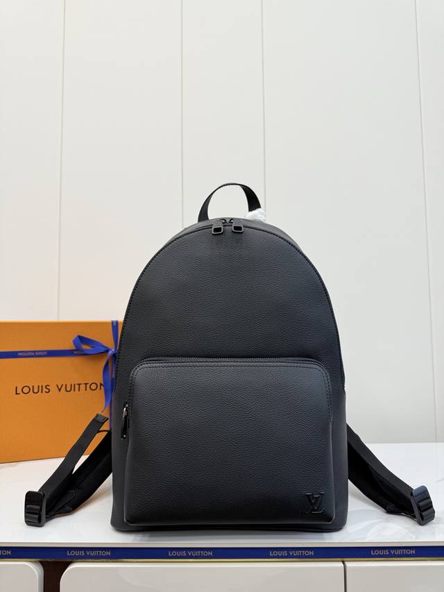 全钢全套 Discovery Work Aer 双肩包 M15259 黑色 以蜡面牛皮革和织物内衬塑造宽敞构型，适宜收纳日常所需。加衬隔层和贴袋可分别存放 14