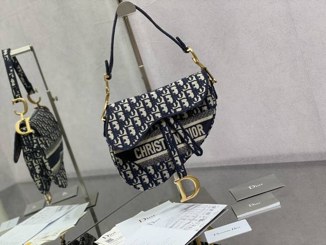 蓝色字母Saddle Bag现货 时尚是个轮回，新设计老花拼接款马鞍包，大Logo字母设计，让整个包更加帅气，经典不衰的Oblique复古印花，更让这个包充满了