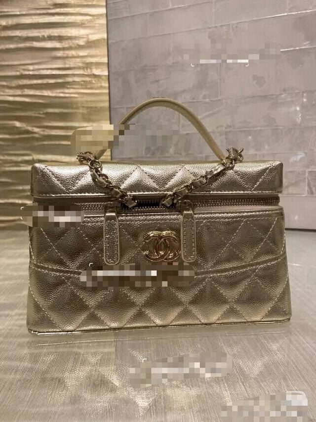 返场啦 香槟金色 Ohanel 26C Lp皮饭盒包黑色出现货啦｜能拥有这只包绝对是幸运鹅！我已经爱不释手了！链条是可拆卸的，容量可以放promax或者日常补妆
