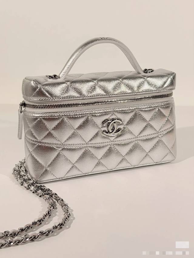 返场啦 盈光银色 Ohanel 26C Lp皮饭盒包黑色出现货啦｜能拥有这只包绝对是幸运鹅！我已经爱不释手了！链条是可拆卸的，容量可以放promax或者日常补妆