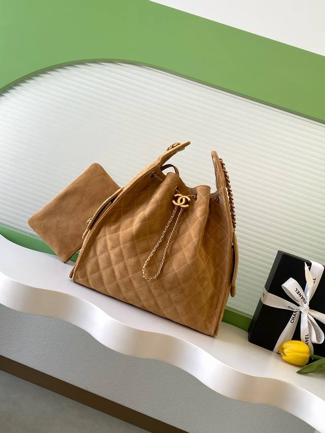 26C Bag磨砂皮 复古金币纽扣抽绳水桶包+菱格纹 经典链条设计，高级感十足！日常出行必备，外观精美，质感细腻，无论休闲装还是正式场合都能轻松驾驭 款号As5