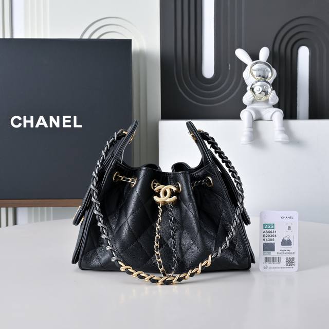 Chane1 25C Hobo 双色链条抽绳嬉皮包 25C小黑马Hobo！本季爆款一眼心动的Hobo 秀场推出后异常的火热，这颜值简直逆天！ 早春走秀系列 As