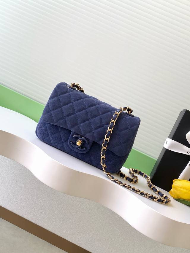 小号p 中号p 大号p 26C系列蓝色麂皮Cf包，经典菱格纹+浅金色五金，复古又高级！麂皮柔软细腻，秋冬背超有氛围感 。链条皮穿设计，单肩斜挎都Ok，尺寸刚好，