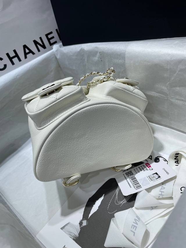 Chanel 球纹皮 黑色 经典 Duma双肩包 中号 25p系列女款背包 容量超感人~夏天的花洋装搭这个一定无敌仙女!冬天背也超仙 ,出门必备*不容错过 款号 Chanel 球纹皮 黑色 经典 Duma双肩包 中号 25p系列女款背包 容量超感人~夏天的花洋装搭这个一定无敌仙女!冬天背也超仙 ,出门必备*不容错过 款号
