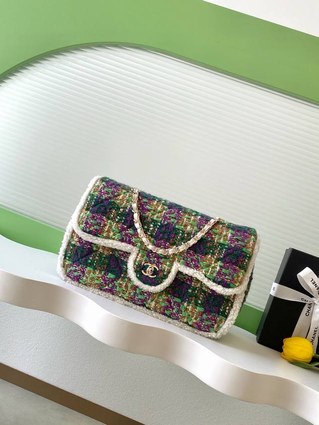 25N花呢Cf包是2025 26 Coco Neige 滑雪系列限量款，绿 紫 金花呢材质+白毛滚边 经典双C金属扣，优雅复古又超有辨识度。链条肩带可手提Or斜