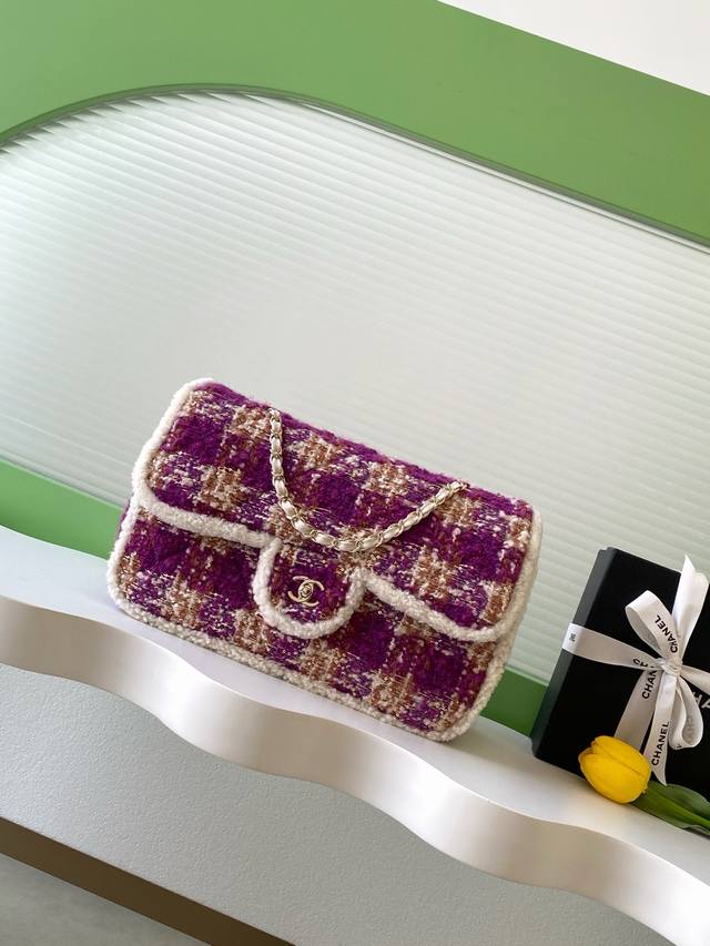 25N花呢Cf包是2025 26 Coco Neige 滑雪系列限量款，紫红花呢材质+白毛滚边 经典双C金属扣，优雅复古又超有辨识度。链条肩带可手提Or斜挎，实