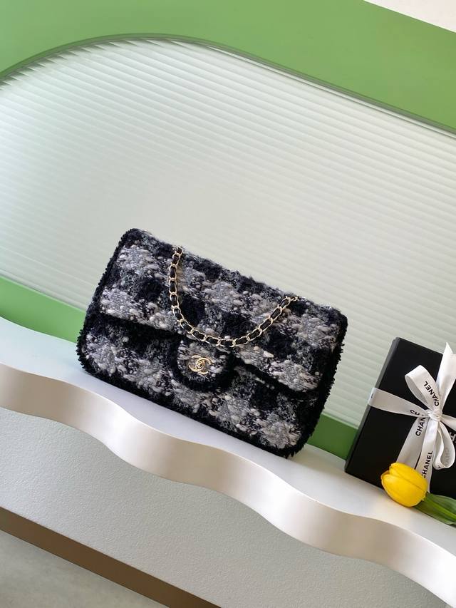 25N花呢Cf包是2025 26 Coco Neige 滑雪系列限量款，黑白花呢材质+经典双C金属扣，优雅复古又超有辨识度。链条肩带可手提Or斜挎，实用又时髦！