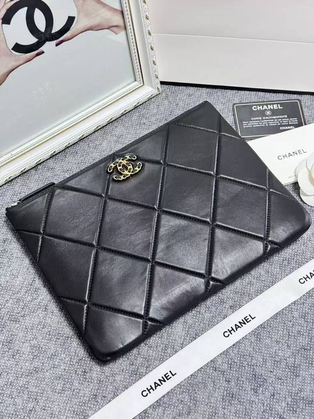 特价380 香奶奶年度大热19系列唯一一款用 年份命名的系列；老佛爷生前和现任设计总监共同创作完成，见证了品牌两个时代的交替，独具意义！放大的菱格纹，将皮穿链的