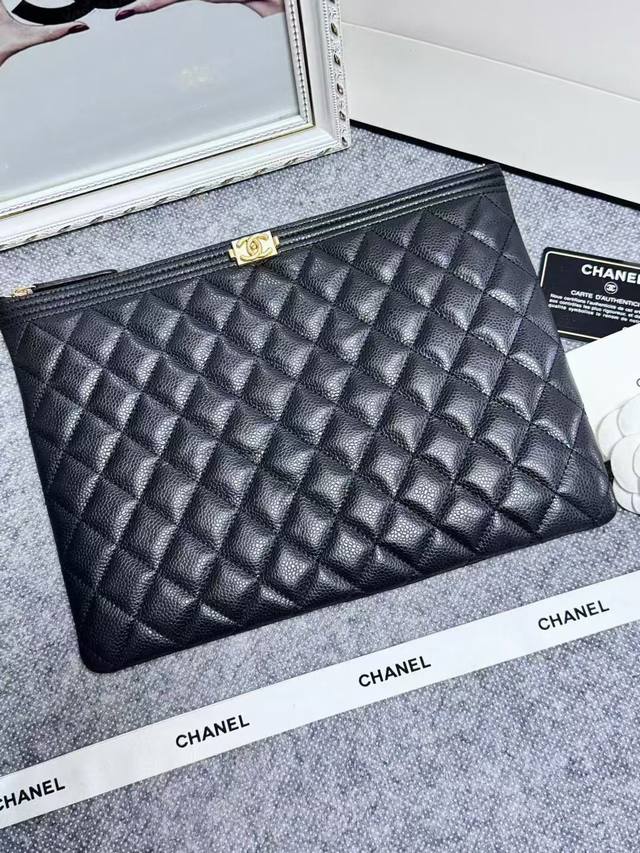 特价 Chanel 爆款Ipad手拿包 采用法国进口原版牛皮球纹：简单又不失大气 最重要的还是实用 皮质柔软细腻 手感舒服 容量可是非常大 小型号2231尺寸