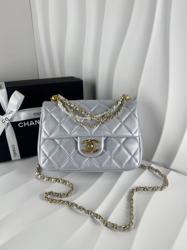 新品到货珍珠方胖子 清货价 珍珠手腕 方胖子 专柜售价购入开发珍珠方胖子 美貌还是打败了实用~ 这珍珠手腕包谁不爱呢 上身惊艳还多了一丝小可爱 珍珠与链条结合