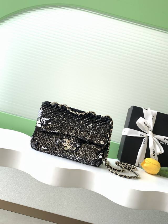 26C Cf超闪带双C亮片珠片秋冬季滤镜，So Black炸街超酷实物简直美炸了超级少有的爆款珠片性价比超高本季最值得买的包颜色亮片的拼接，闪闪惹人爱，简直无限