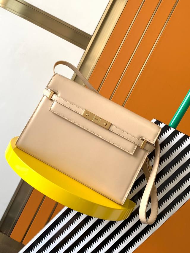 元旦特价: 原厂皮 牙签纹 Manhattan 最新包型翻盖曼哈顿法棍包，一改以往经典的Logo，取而代之低调简约的设计风格，它有点像H家的凯莉，很有复古的味道