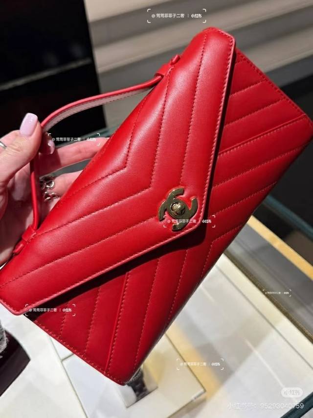 顶级原单 香槟金色 独家出货啦Ohanel26X系列手拿包精致之作，为灵感融合品牌经典，打造轻巧实用的精致小羊皮,焕发节日活力。饰有 双C 经典标志菱格纹缝线工