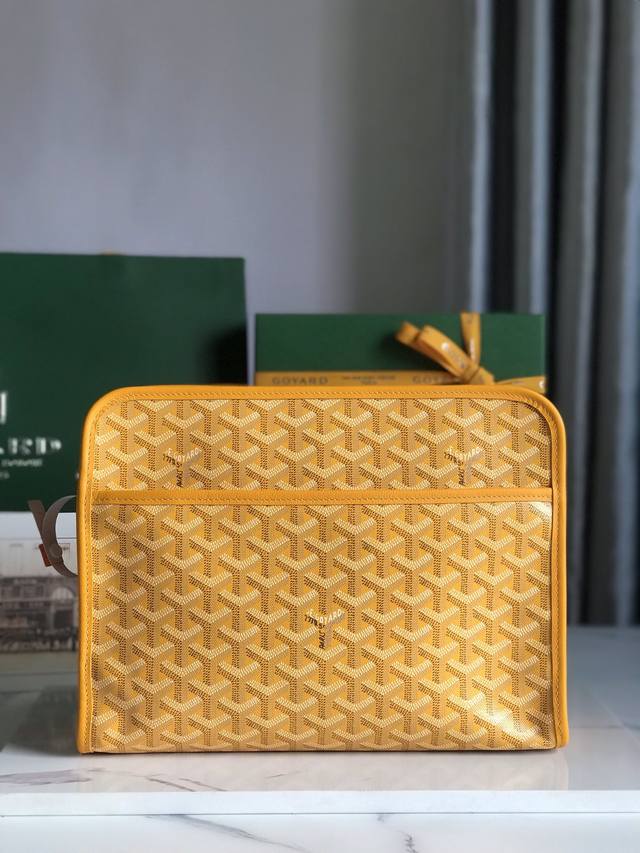 代购级 Goyard Jouvence 洗漱包 Goyard Jouvence 洗漱包系列一直是Goyard生活和旅行艺术的经典之作！牛皮手工制作 搭配黄色里布