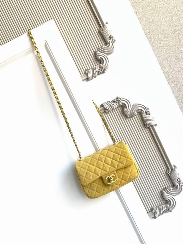 As5989小号 26C系列麂皮Cf包,经典菱格纹+浅金色五金,复古又高级!麂皮柔软细腻,秋冬背超有氛围感 。链条皮穿设计,单肩斜挎都Ok,尺寸刚好,日常出行超 As5989小号 26C系列麂皮Cf包,经典菱格纹+浅金色五金,复古又高级!麂皮柔软细腻,秋冬背超有氛围感 。链条皮穿设计,单肩斜挎都Ok,尺寸刚好,日常出行超