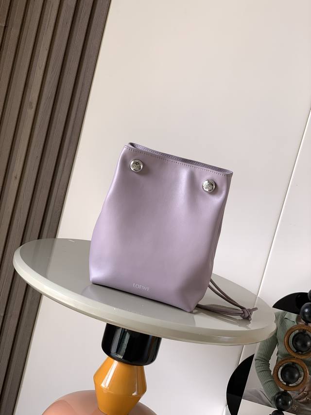 原厂皮 新品光滑牛皮革 pebble小袋光滑牛皮革小袋，采用折叠结构、管状肩带和双重标志性Anagram pebble别看它外观小巧，其实容量超级大！日常必需品