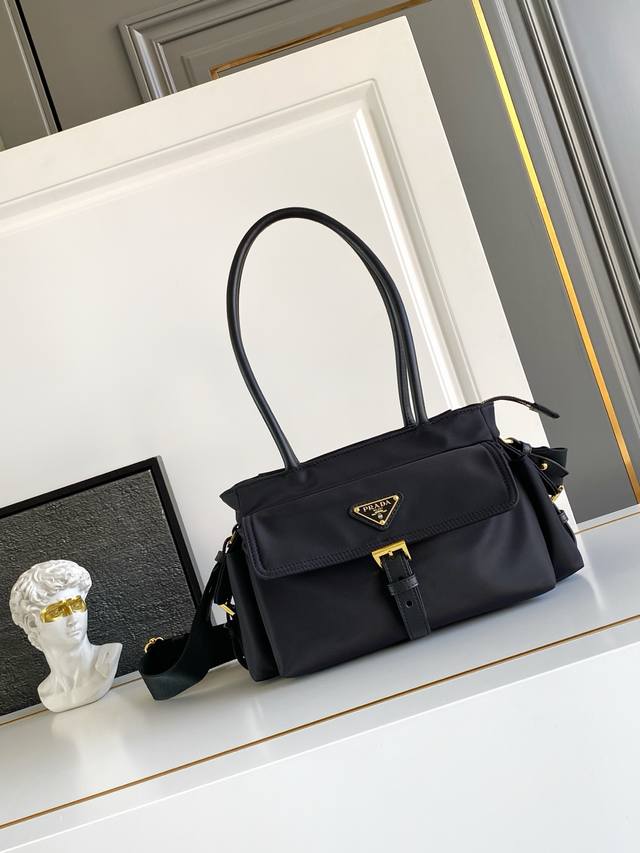 正品级 新款手提包 这款手提包采用进口尼龙面料和小牛皮。顶级五金。手提为小牛皮设计，配有一条可拆卸长肩带，又可肩背 手提 斜跨 ，配有多口袋，功能性非常实用，容