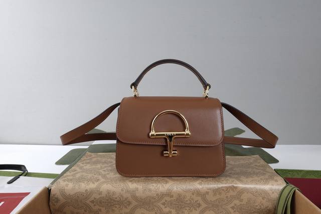 厂价 最高版本原厂皮顶级原单配专柜全套包装 简介：2025秋冬系列，Siena系列肩背包延续经典马衔扣这一标志性元素的演变。这款肩背包选用精细光面皮革匠心打造，