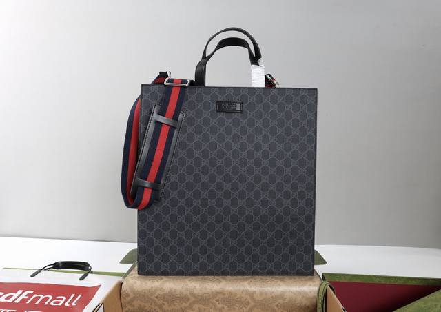 厂价 。 最高版本原厂皮顶级原单配专柜全套包装 简介热卖公文包系列！配有一条可以拆卸的肩背带，使用G家特有的Gg 标注。黑色和灰色组合。除Gg图案外，还在中心位