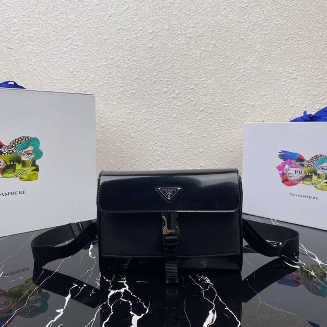 厂价 。 最高版本原厂皮顶级原单配专柜全套包装 顶级原单 新邮邮差包2Vd044出货了 这款单肩包采用Re-Nylon再生尼龙材质打造，并饰以皮革细节，彰显充满