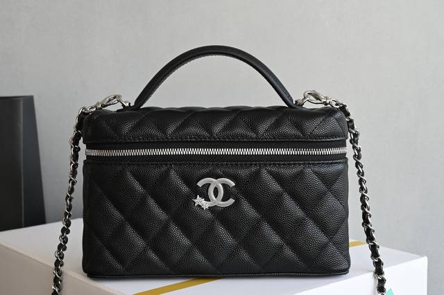 白金版正品级 包装如图 全新到货 星星浮雕扣盒子 黑色 专柜售价购入开发~ 火爆系列饭盒手拿包 设计简约即复古 诠释了时尚与经典 拆卸链条，斜挎手拎都超级给力