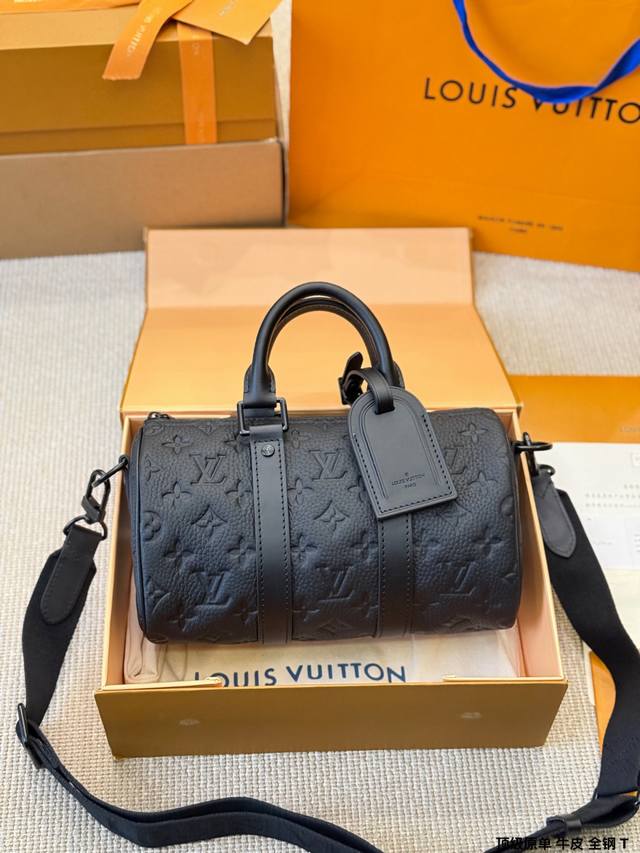 原单版本 牛皮 全钢 Lv Keepall 25 黑武士枕头包 Lv Keepall 25黑武士枕头包，黑色压纹牛皮+Monogram浮雕，低调又奢华！尺寸25