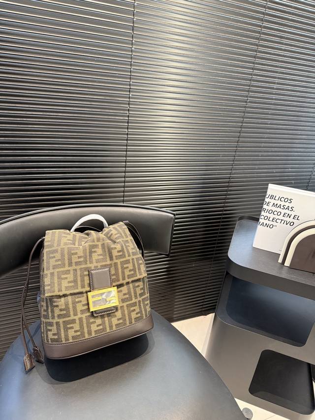配折叠盒Fendi｜复古感双肩包 看图的时候已经被疯狂种草的双肩包 实物果然不负众望啊 超大容量包身 日常出门或旅游都超实用 重点是！！！ 大个子、小个子背都超