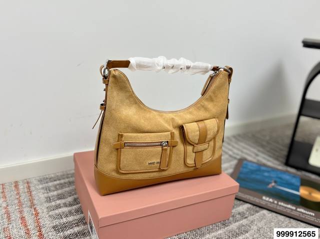 超纤密封包装 缪缪腋下 Miumiu特别的包包。大多包型的设计都是偏简单、基础的，只是当时颜色和材质的运用，让人觉得每款包包都有一个创意点 #Miumiu #腰