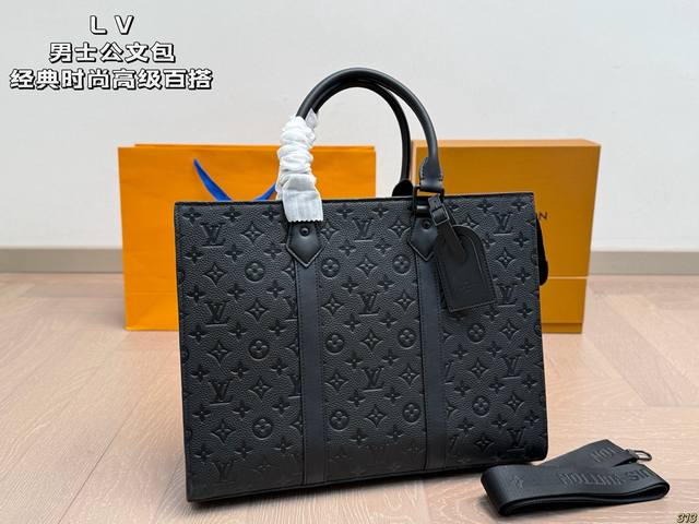 Lv 男士公文包 经典时尚 高级百搭 可以斜挎可以手提 材质非常耐磨 商务男士的首选 尺寸39 30