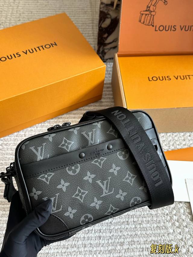 牛皮p 、黑花p250 宝子们，今天来给大家分享Lv男包啦 Lv男包真的是男士时尚界的王者。每一款都有着独特且大气的设计，从经典的老花图案到时尚的纯色设计，无不