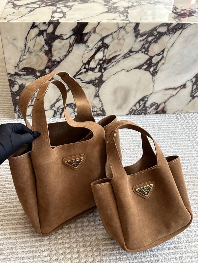 170 prada洋气单品 菜篮子包 这个系列将是prada接下来一整季的主打款式。prada 手袋的曲线型设计分外醒目，当手包很优雅，时尚百搭！打麻将逛街也很