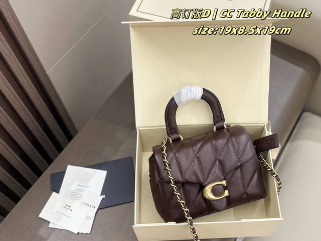 折叠盒 Coach Tabby Handle 经典Tabby包型全新升级 枫叶棕色秋冬必备 行李箱式手柄便于携带 配有链条长肩带可用于斜挎 采用珩缝工艺让包包看