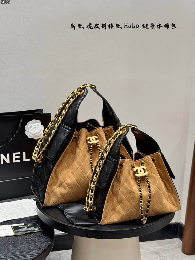 p 礼盒包装 Size:34×26大号 26×20小号 Chanel香奈儿麂皮拼接25C Hobo抽绳链条水桶包 又酷又飒的水桶造型，颜值简直逆天啊 开口可调节