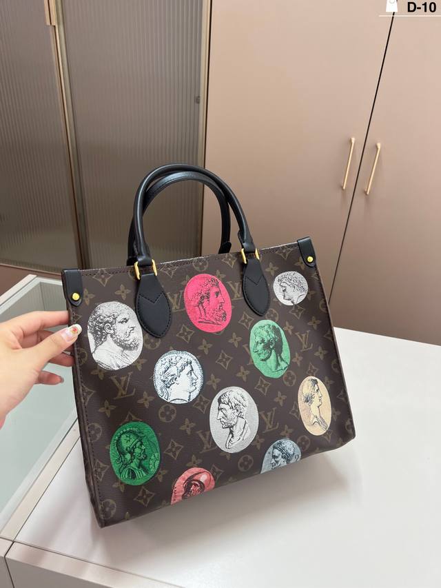 Lv草间弥生联名系列 涂鸦徽章 丛林 Onthego压花 Tote托特包包包容量也是一绝,凹造型,逛街,旅行通通 D-10尺寸32×27 Lv草间弥生联名系列 涂鸦徽章 丛林 Onthego压花 Tote托特包包包容量也是一绝,凹造型,逛街,旅行通通 D-10尺寸32×27