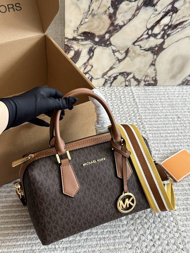 Mk纯原，最新款波士顿4色，全原厂Logo料配新宽织带、经典的枕头包、 尺寸约24 13 17 #Mk #链条包#托特包#Mk 包包