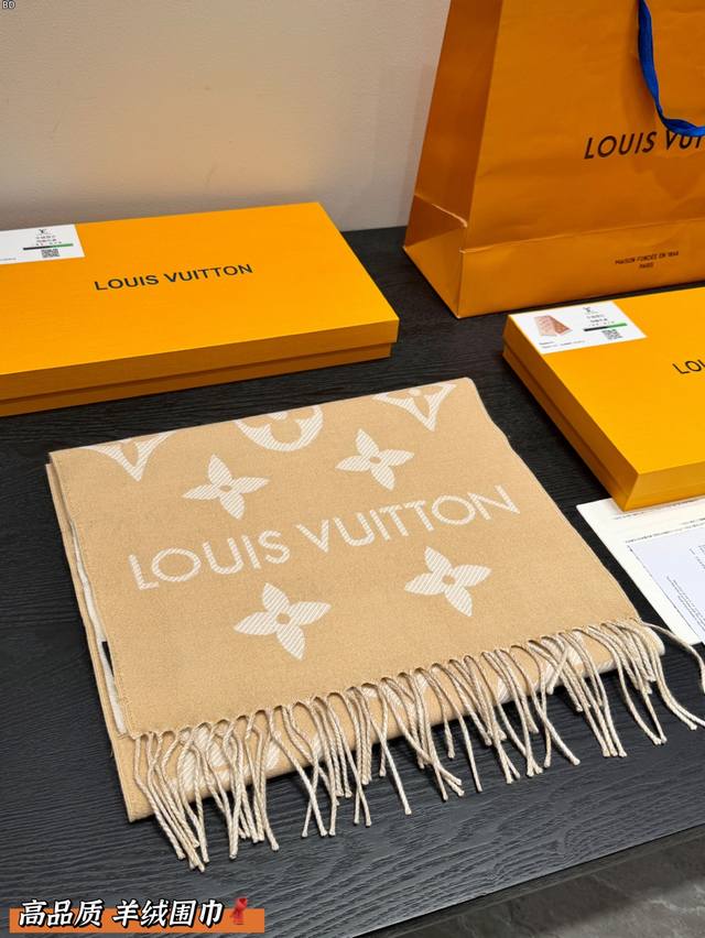 礼盒包装 高品质纯羊绒! 专柜原版打版定制提花织纹Lv Essential 围巾 Lv羊毛围巾 干枯玫瑰色跟米白色的撞色,100%羊毛的材质,手感柔软一体锁边细 礼盒包装 高品质纯羊绒! 专柜原版打版定制提花织纹Lv Essential 围巾 Lv羊毛围巾 干枯玫瑰色跟米白色的撞色,100%羊毛的材质,手感柔软一体锁边细