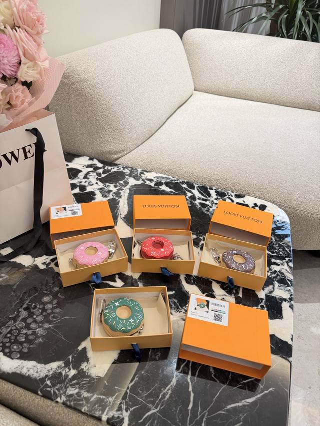 迷你甜甜圈挂件挂饰 Louis Vuitton 路易威登甜甜圈耳机包挂饰挂件 户外休闲穿搭的包包搭配一个精美的挂饰，时尚感满满且十分亮眼。这款甜甜圈形状挂饰以美