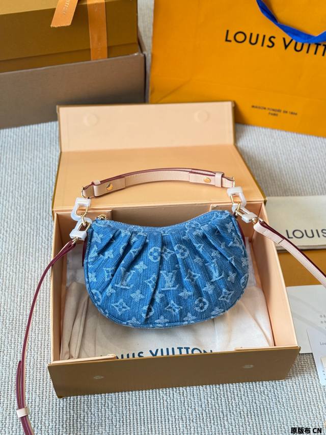 原版布 Lv pochette Valley丹宁牛仔包 Lv pochette Valley丹宁牛仔包，经典Monogram老花+蓝色丹宁，复古又时髦！小巧元宝
