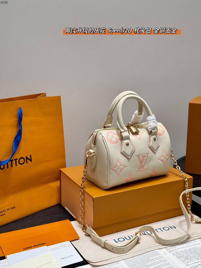 礼盒包装 再次升级全钢五金 尺寸20*15Cm Lv Speedy20 枕头包压花款 整体的感觉 上身超甜超嫩 可以手提可以斜挎 小巧精致可爱的包型 再Diy挂
