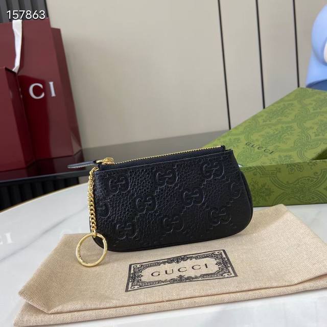 顶配版 新款 Gg Emblem系列超柔软荔克色压花 全皮零钱包 型号：815891。 尺寸：12 长 X 7.5 宽 颜色：黑色全皮 原厂皮。 意大利创作