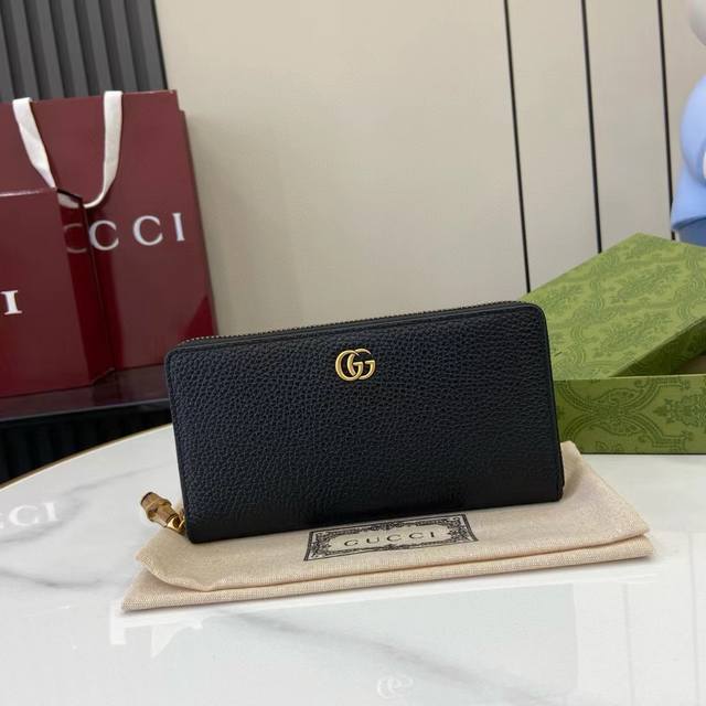 顶配版 Gg Marmont系列长夹。这款Gg Marmont系列钱夹采用经典耐看的黑色皮革制作,为 Aria-时尚咏叹调 系列再添经典之作。双G配件源于70年 顶配版 Gg Marmont系列长夹。这款Gg Marmont系列钱夹采用经典耐看的黑色皮革制作,为 Aria-时尚咏叹调 系列再添经典之作。双G配件源于70年