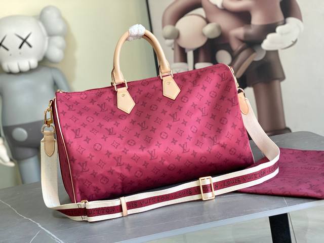 M25772 玫红 本款 Keepall BandoulièRe 45 旅行袋为 Monogram Giant 涂层帆布搭配 Monogram Reverse