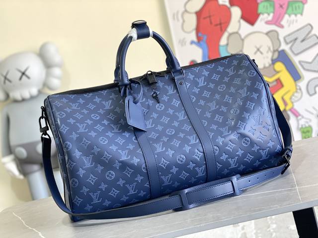 头层原单 ！M45731 本款 Keepall BandoulièRe 50 旅行袋邂逅 Monogram Shadow 牛皮的内敛格调，以印花和压印工艺双重呈