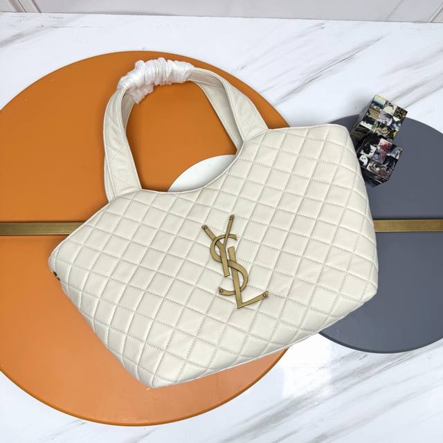 黑羊皮 金 全新小号Icare购物袋上线，标志性Icare手袋以百搭托特包尺寸呈现。手袋展现现代魅力，演绎多种佩戴方式。比起大号更显精致小巧，日常出门或通勤背都